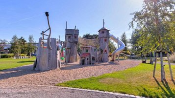 Ein Spielpadies auf dem Spielplatzs, denn es gibt ein Rabaukendorf im Familien Wellness Hotel Seeklause an der Ostsee.