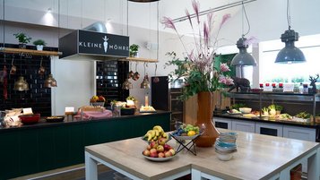 Ein Blick in das kleine Restaurant "Kleine Möhre" im Landhaus Averbeck mit frischen und gesundem Essen