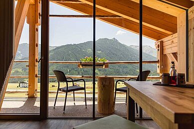 Familiensuite mit Balkon und Panoramafenstern mit einem wunderschönen Blick auf die Berge im Familienhotel Almfamilyhotel Scherer in Tirol.
