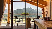 Familiensuite mit Balkon und Panoramafenstern mit einem wunderschönen Blick auf die Berge im Familienhotel Almfamilyhotel Scherer in Tirol.