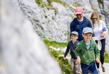Familie beim Wandern in den Bergen rund um das Familienhotel Das Bayrischzell