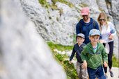 Familie beim Wandern in den Bergen rund um das Familienhotel Das Bayrischzell