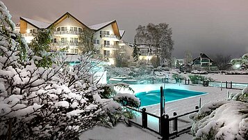 Winterliche Aufnahme des Pools im Winter des Familienhotels Sonnenpark im Hochsauerland.