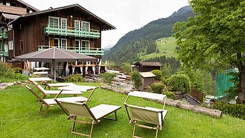 Liegen im Garten mit einer tollen Aussicht auf die Natur im Familienhotel Alphotel im Allgäu.