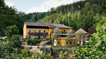 Das Kinderhotel Bruckwirt in Oberösterreich im Sommer bei Dunkelheit