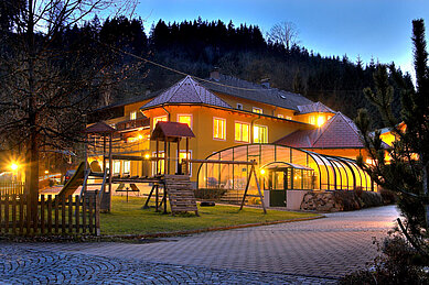 Das Kinderhotel Bruckwirt in Oberösterreich im Sommer bei Dunkelheit