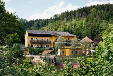 Das Kinderhotel Bruckwirt in Oberösterreich im Sommer bei Dunkelheit