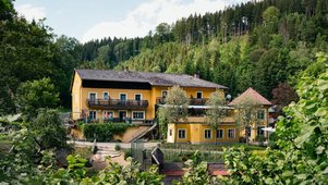 Das Kinderhotel Bruckwirt in Oberösterreich im Sommer bei Dunkelheit