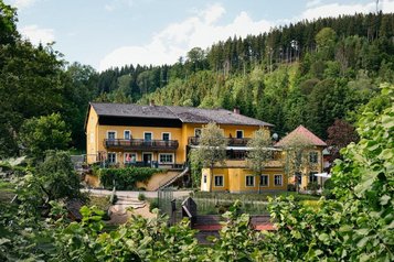 Das Kinderhotel Bruckwirt in Oberösterreich im Sommer bei Dunkelheit