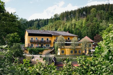 Das Kinderhotel Bruckwirt in Oberösterreich im Sommer bei Dunkelheit