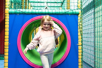 Mädchen spielt in der Softplayanlage des Familenhotels Feldberger Hof.
