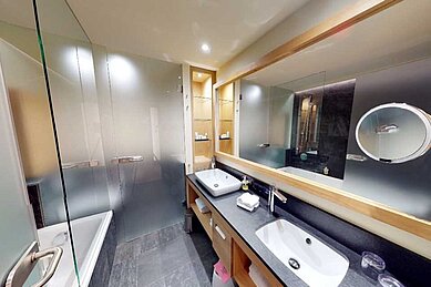 Badezimmer mit Badewanne und Doppel-Waschbecken im Familienhotel Ulrichshof im Bayerischen Wald
