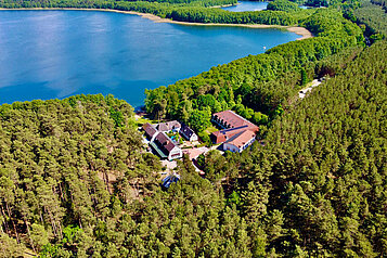 Ein Luftbild vom Familienhotel Borchards Rookhus im Sommer.