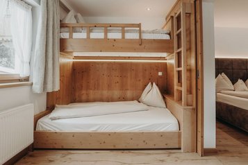 Gemütliches Kinderzimmer mit Stockbett aus Holz im Familienhotel Habachklause.