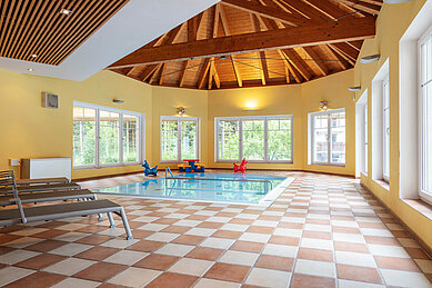 Kleines Schwimmbecken im Familienhotel Bruckwirt in Oberösterreich.