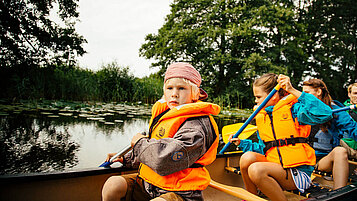 Kleiner Junge beim Paddeln auf dem Kanu.