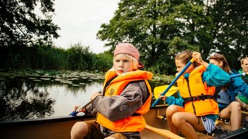 Kleiner Junge beim Paddeln auf dem Kanu.