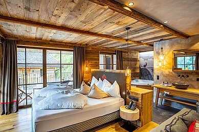 Großzügiger und moderner Schlafbereich für Eltern im Mons Silva Private Luxury Chalet in Südtirol.