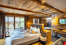 Großzügiger und moderner Schlafbereich für Eltern im Mons Silva Private Luxury Chalet in Südtirol.