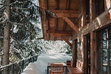 Verschneiter Balkon eines Chalets des Familienhotels Alphotel Tyrol Wellness & Family Resort.