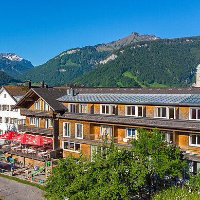 Das Familienhotel Sonne Bezau in Vorarlberg umgeben von Natur.