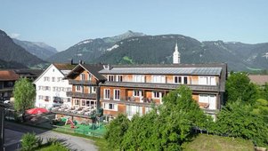Das Familienhotel Sonne Bezau in Vorarlberg umgeben von Natur.