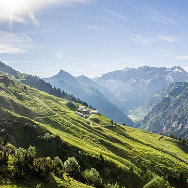 Blick in die Berglandschaft in Vorarlberg in Österreich
