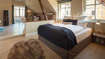 Großer Schlafbereich für Eltern mit Doppelbett im Familienhotel Landhaus Averbeck in der Lüneburger Heide.