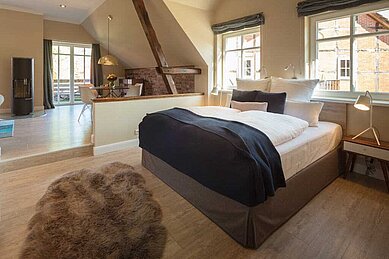 Großer Schlafbereich für Eltern mit Doppelbett im Familienhotel Landhaus Averbeck in der Lüneburger Heide.