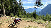 Sportbegeisterte haben bei dem Ausflug Freude in Tirol: mit dem Fahrrad Trail fahren und Adrenalin bekommen.
