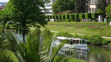 Mit dem Schiff, liebevoll "Dampferle" genannt, auf der Saale durch Bad Kissingen fahren.