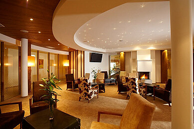 Kamin Lounge mit gemütlichen Sitzmöglichkeiten im Familienhotel Das Hopfgarten in Tirol.