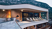 Dachterrasse im Spa- Wellnessbereich im Familienhotel Post Family Resort im Salzburger Land mit Blick auf die Berge.