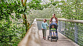 Mutter mit ihren beiden Kindern beim Wandern im Thüringer Wald.