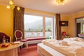 Suite mit großem Balkon und herrlichem Ausblick auf die Alpen im Familienhotel Bavaria im Allgäu.