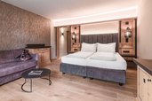 Modernes Familienzimmer mit Wohnbereich im Familienhotel Engel Gourmet & Spa