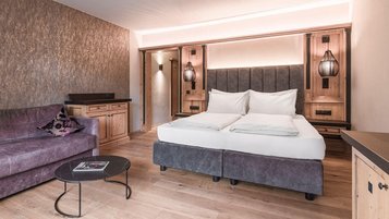 Modernes Familienzimmer mit Wohnbereich im Familienhotel Engel Gourmet & Spa