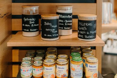 Vielfältige Auswahl an Babynahrung und Milchpulver im Familienhotel Friedrichshof.