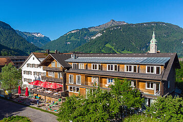 Sommer Außenansicht des Familienhotels Sonne Bezau im Bregenzerwald.