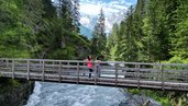 Einmaliger Ausblick vom Familienhotel Bella Vista in Südtirol, auf die Berge und Weiden und eine Gänseblümchen-Wiese.