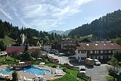 Luftaufnahme Familienhotel Spa- & Familien-Resort Krone mit Pool in den Allgäuer Alpen.