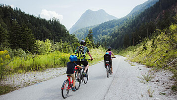 Familie beim Fahrradfahren im Familienurlaub in Tirol.