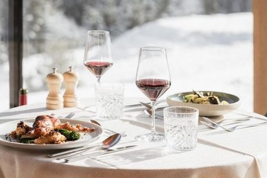 Gedeckter Tisch im Restaurant des Familienhotels Bella Vista in Südtirol. Genießt einen herrlichen Panoramabergblick.