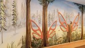Ein Wandmotiv mit Feenflügeln in der Magischen Abenteuerwelt des Familienhotels Kaiserhof in Tirol, aufgenommen im Bereich Feengrotte.