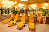Ruhebereich im Wellness mit Liegen zum entspannen im Familienhotel Sonnenhügel in der Rhön.