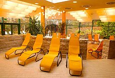 Ruhebereich im Wellness mit Liegen zum entspannen im Familienhotel Sonnenhügel in der Rhön.