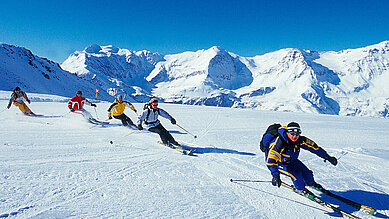 Gäste vom Familienhotel Sonngastein genießen die Skitour auf der Piste in Bad Gastein.