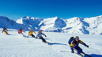 Gäste vom Familienhotel Sonngastein genießen die Skitour auf der Piste in Bad Gastein.