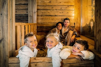 Gemeinsam entspannen in der urigen Familiensauna – das Familienhotel Alpura Retreat in Südtirol macht's möglich.
