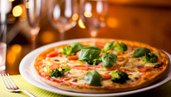 Frisch zubereitete Pizza mit frischen Kräutern und Gemüse im Familienhotel Am Rennsteig im Thüringer Wald.